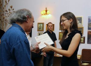 Wręczenie dyplomu Karolinie Bogusz; Klub Muzyki i Literatury, 30.08.2012.